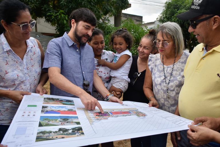 Alcalde muestra a la comunidad planos de intervenciones en Localidad Metropolitana