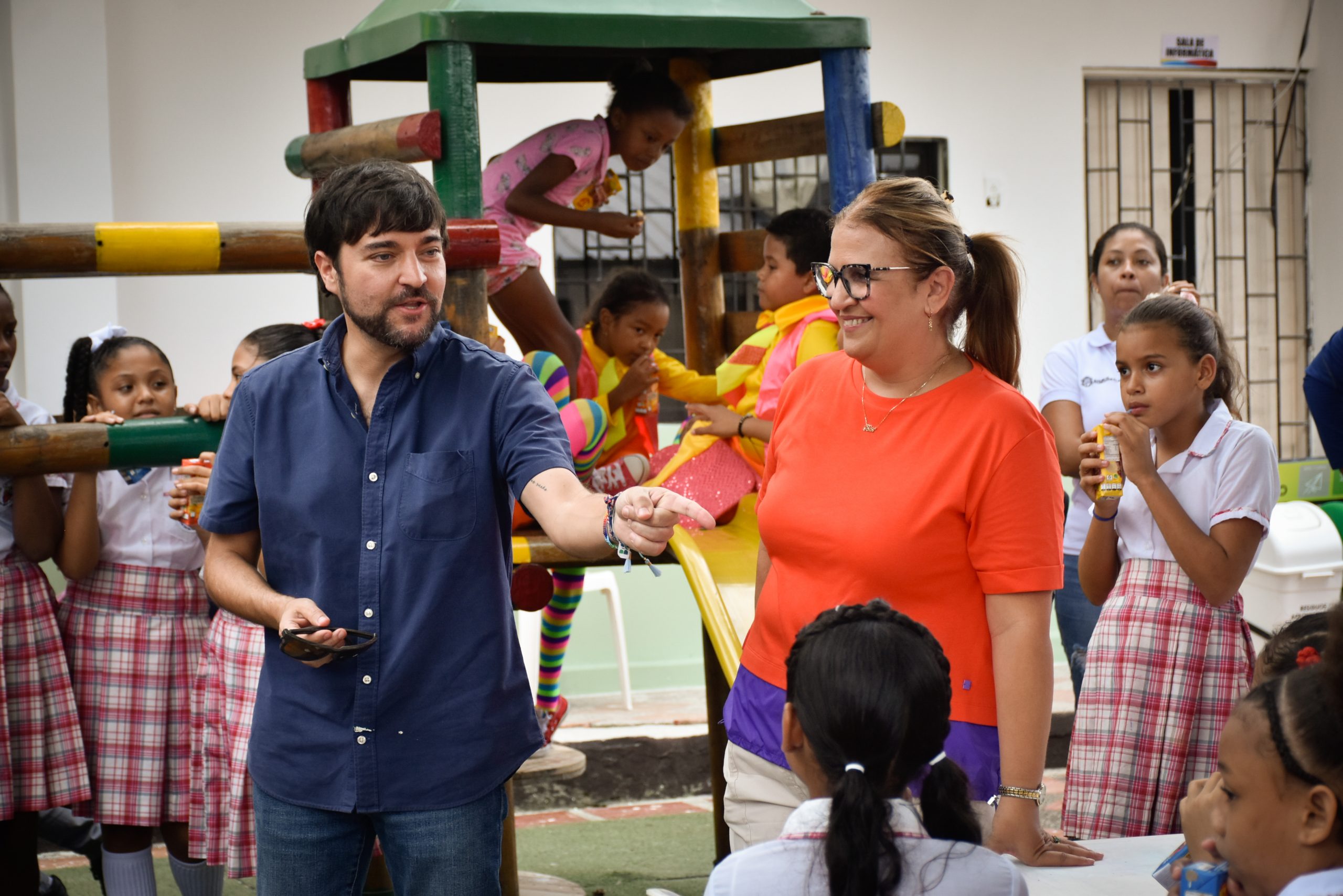 Alcalde con estudiantes de la IED Evaristo Sourdis