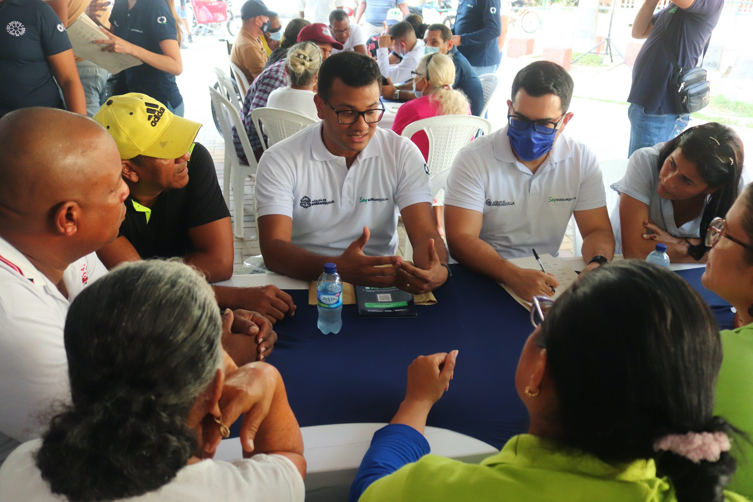 La comunidad y funcionarios en mesas de trabajo "Así Vivo Mi Barrio"