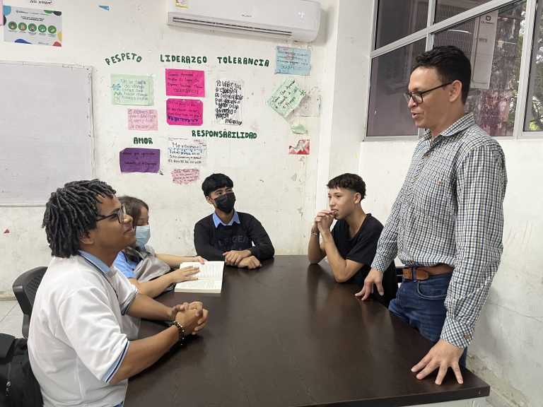 Luis Gabriel Molina Aguirre realizando su trabajo con jóvenes