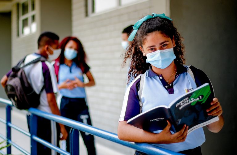 Estudiantes de colegios oficiales en pasillos