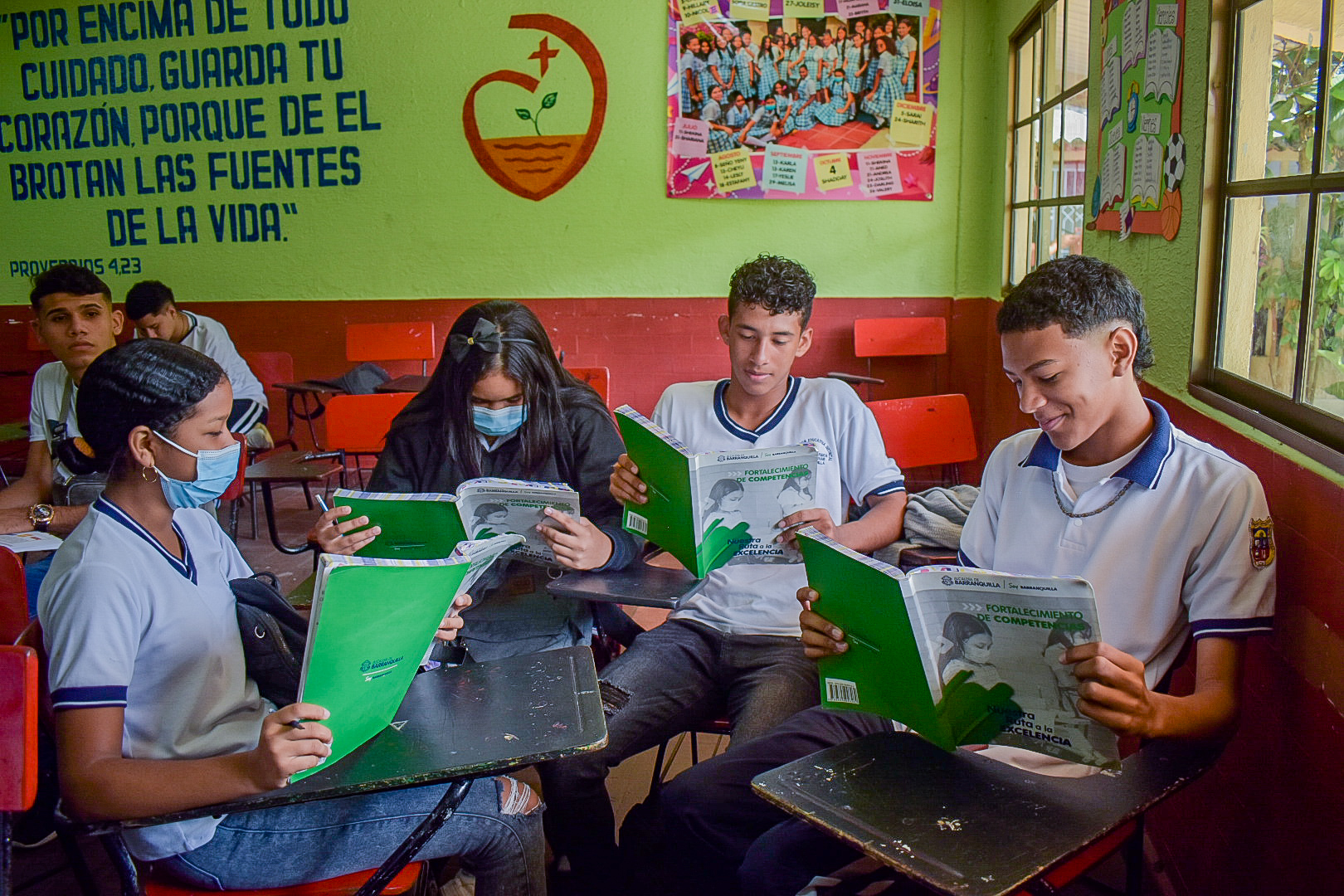 Estudiantes leen cartillas Pruebas Saber