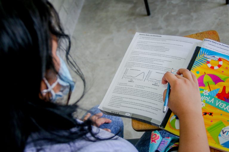 Estudiante se prepara para pruebas