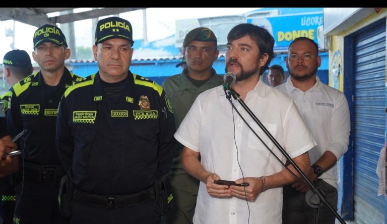 Alcalde anunciando medidas contra la delincuencia