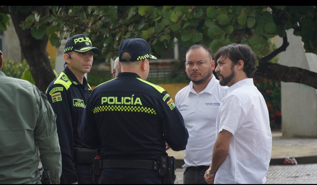 Alcalde con Secretario de Gobierno y miembros de la Policía