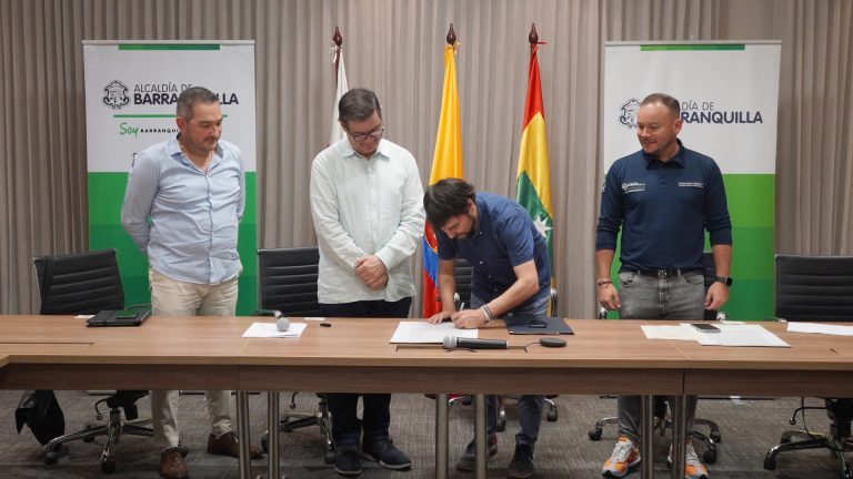 Alcalde firmando un convenio para la cooperación en seguridad 