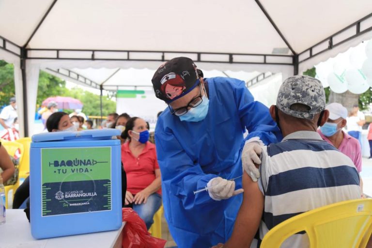 Brigadista de salud vacunando a un ciudadano