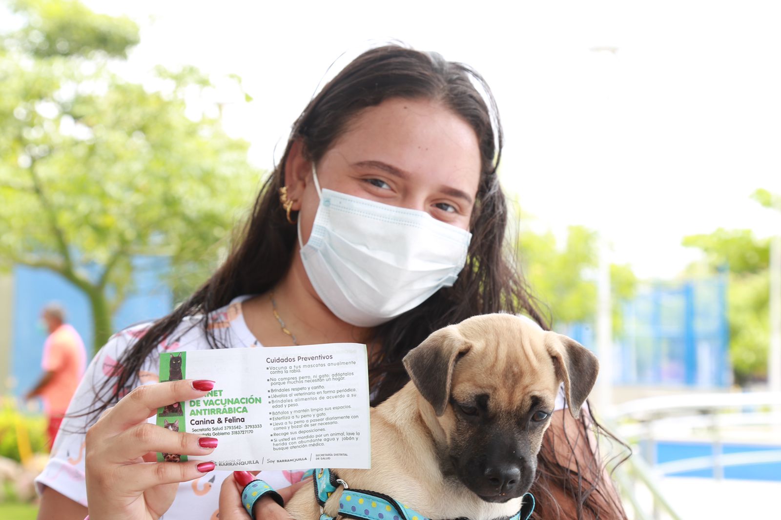 Dueña de mascota canina expone carnet de vacunación