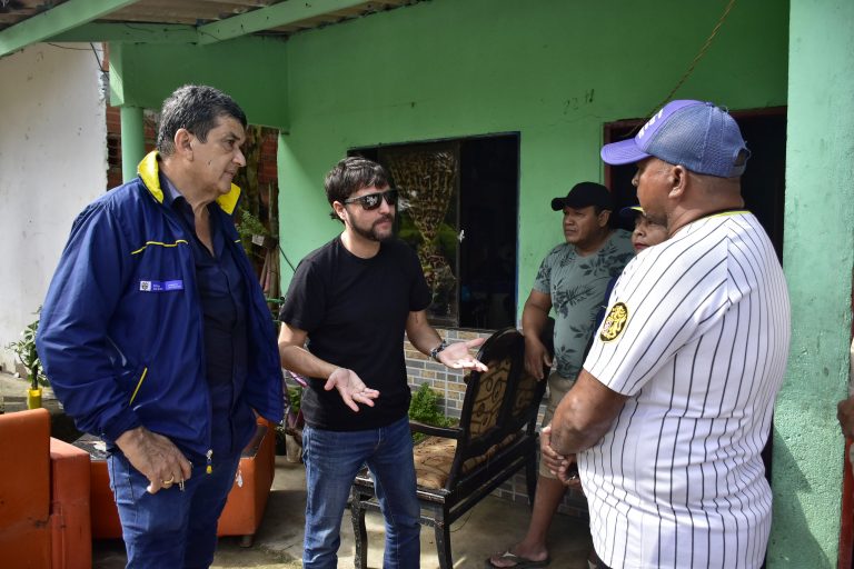 Alcalde conversa con familias damnificadas