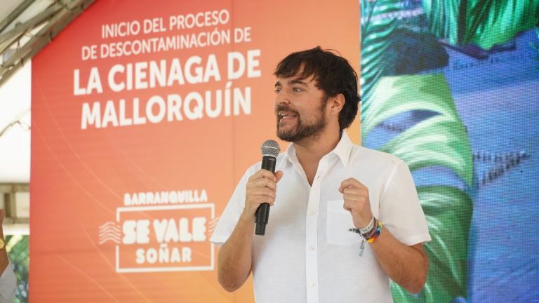 Alcalde en evento de descontaminación de la Ciénaga de Mallorquín