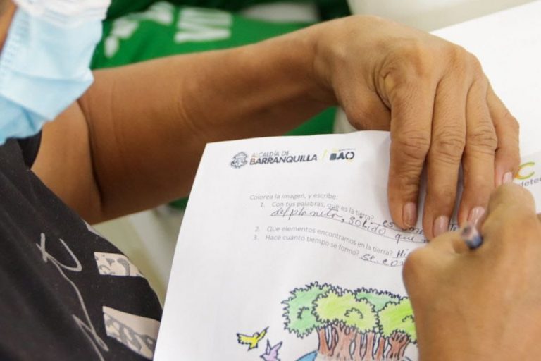 manos de adulto mayor escribiendo en una hoja