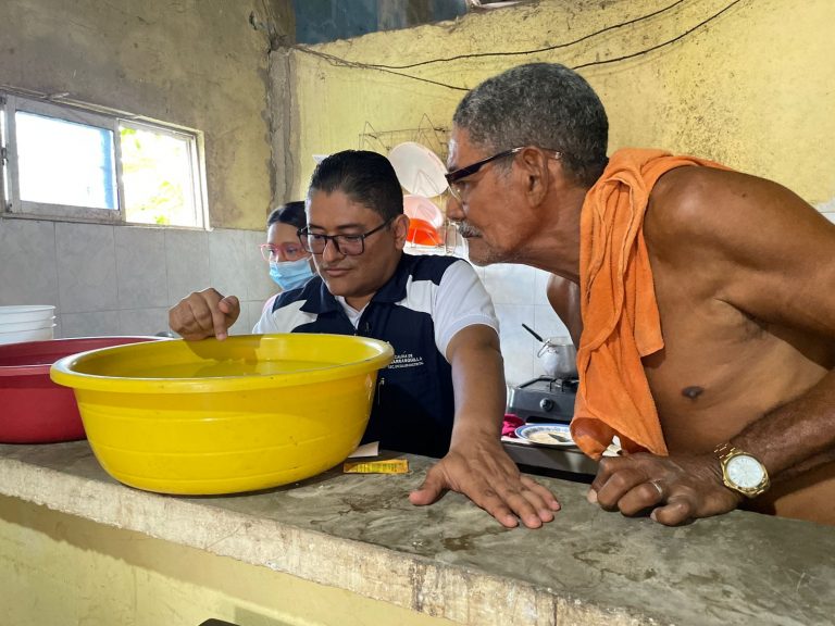 Secretario con comunidad acompañando labor de Caminantes