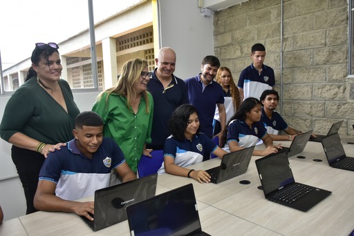 Alcalde Pumarejo en la entrega de colegio en Las Flores