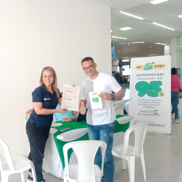 Stand con personal de la campaña aproveha 95% de descuento