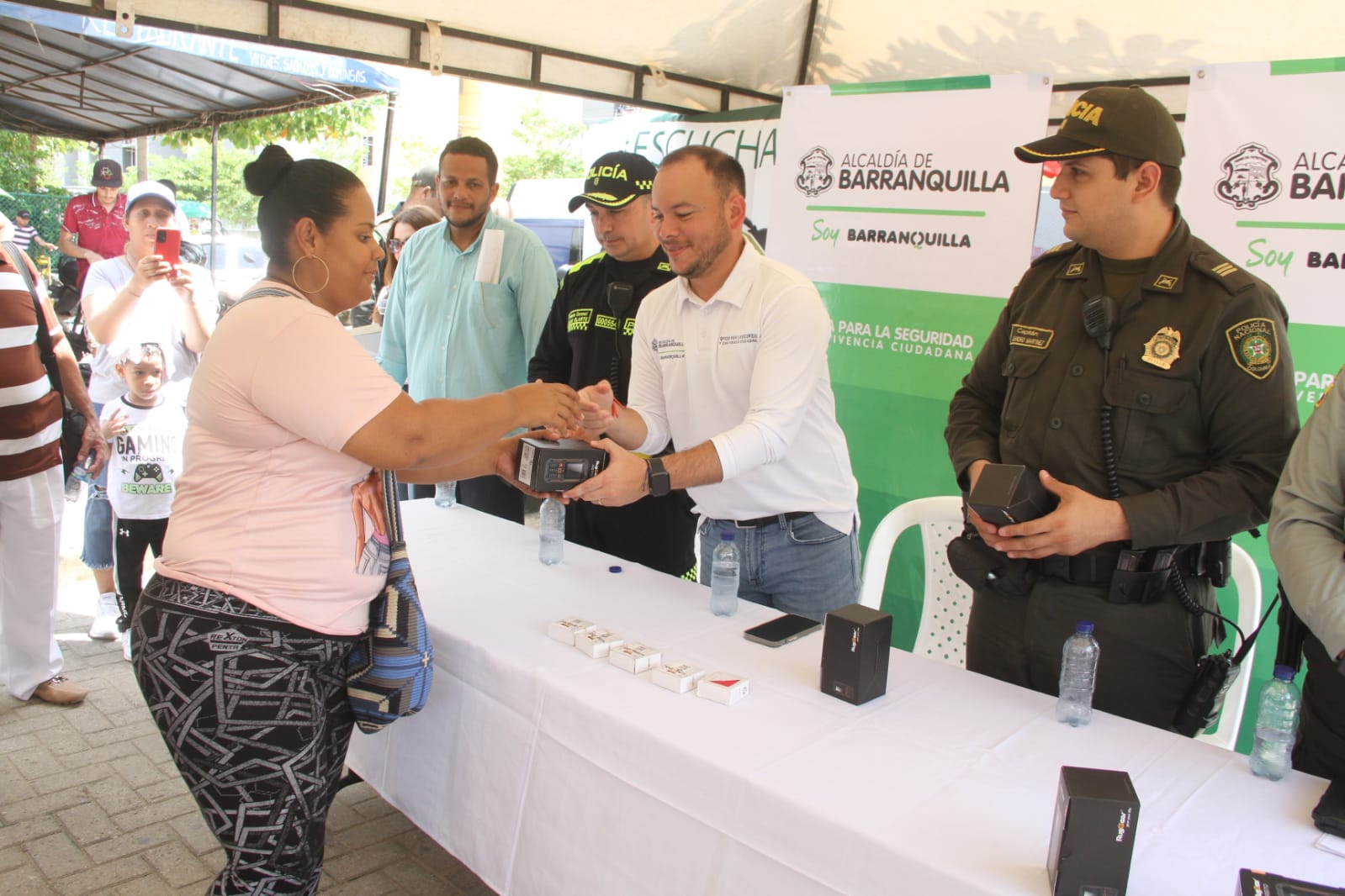 Autoridades entregan equipos a frentes de seguridad Caribe Verde