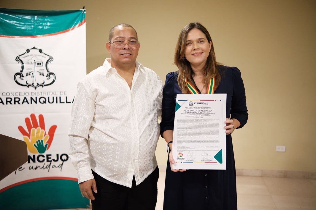 María Teresa Fernández recibiendo reconocimiento a la EDA por el Presidente del Concejo