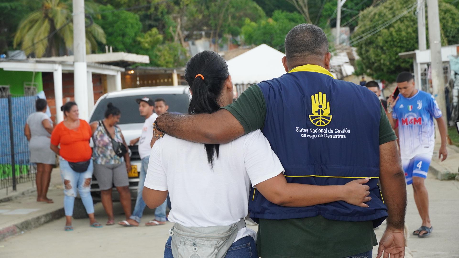 Funcionario de Gestión del Riesgo abraza mujer damnificada