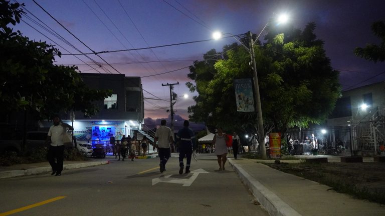 Transeúntes en vía intervenida en programa barrio a la obra 