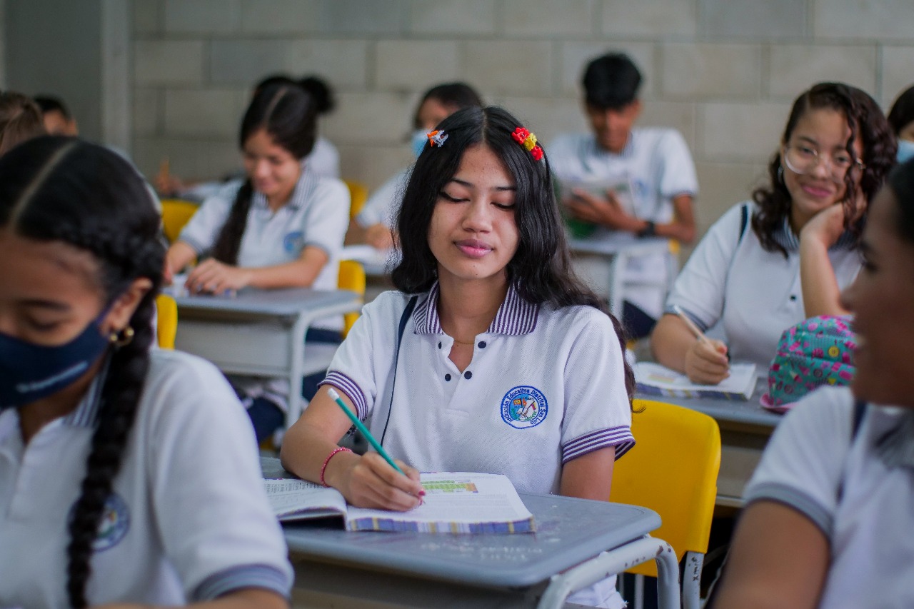 Jóvenes sentados en un aula de clases