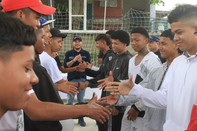 Nelson Patrón con jóvenes de Las Gardenias