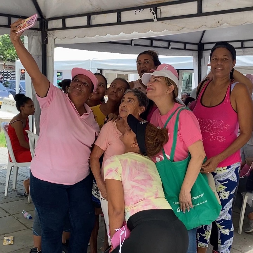 Mujeres Barranquilleas durante feria, tomandose una selfie