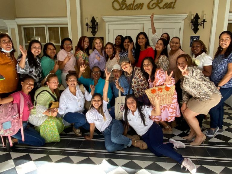 Mujeres participantes en evento de sensibilización