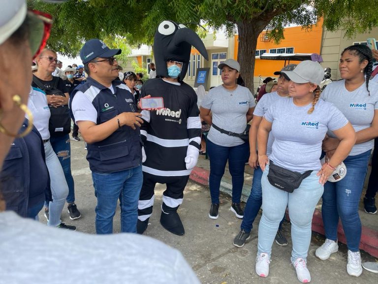 Mascota del dengue y Secretario de Salud en campañas de prevención