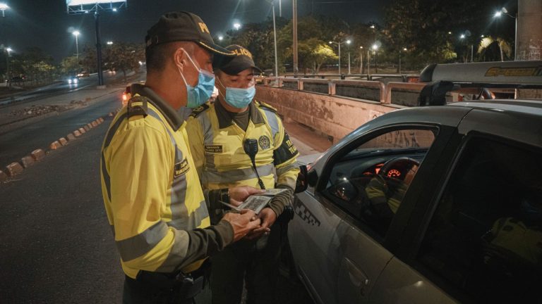 Policías en operativos viales