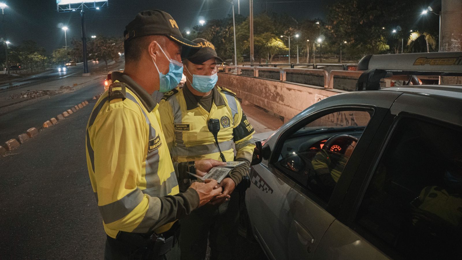 Policías en operativos viales