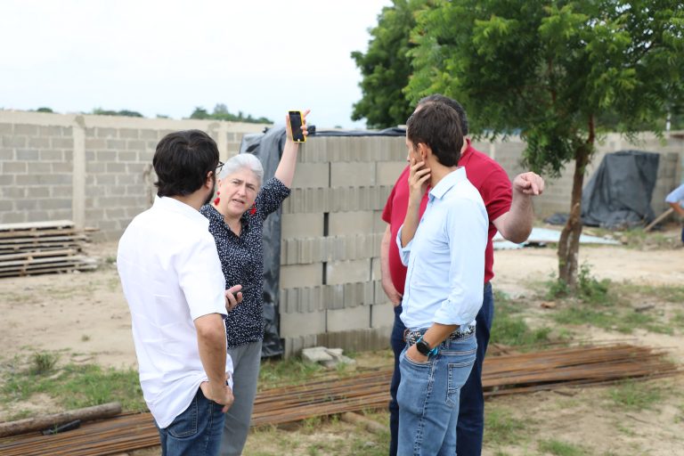 Alcalde con Ministra de Vivienda con materiales para damnificados