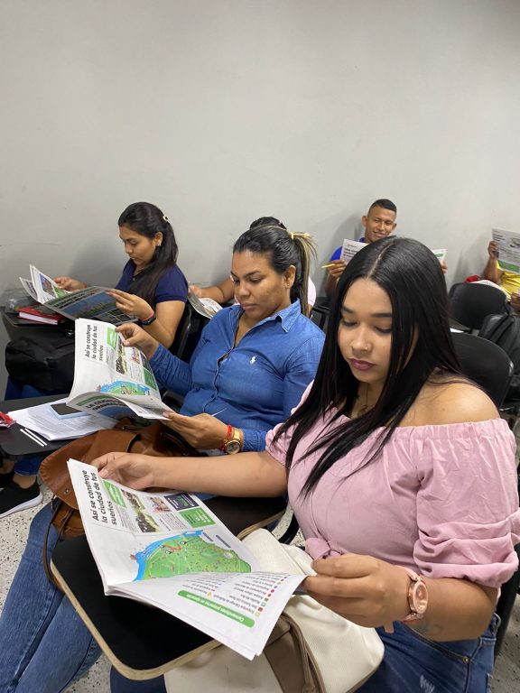 Estudinates de Universidad al Barrio