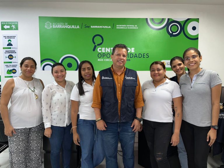 Eduardo Escorcia Ordoñez junto a grupode compañeras de trabajo