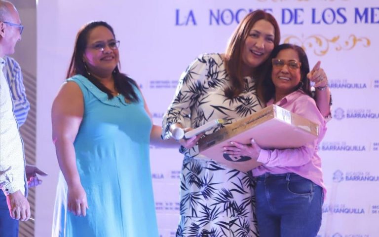 Funcionarias sobresalientes de la Alcaldía reciben premiación  