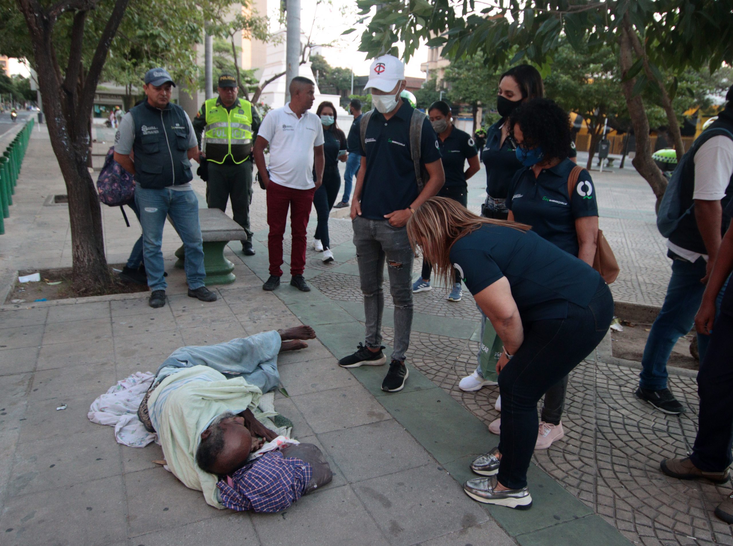 Funcionarios en jornada con habitantes de calle