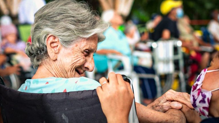 Adulta mayor sonriente