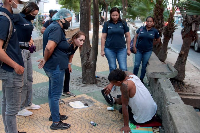 Funcionarios de la Alcaldía apoyan a habitante de calle