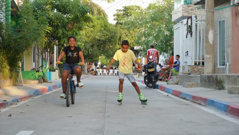 Niño patinando en nueva vía en Las Flores