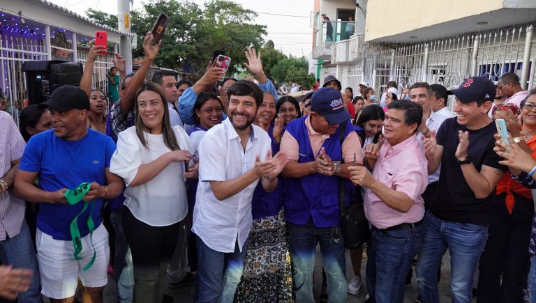 Pumarejo con la comunidad recorren las nuevas vías en Las Flores