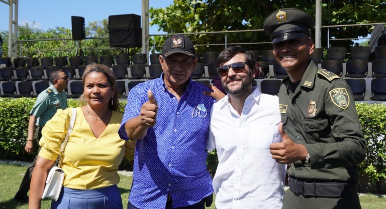 Alcalde con familia de jóvenes graduados de patrulleros