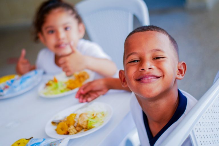 niños comiendo su ración alimentaria