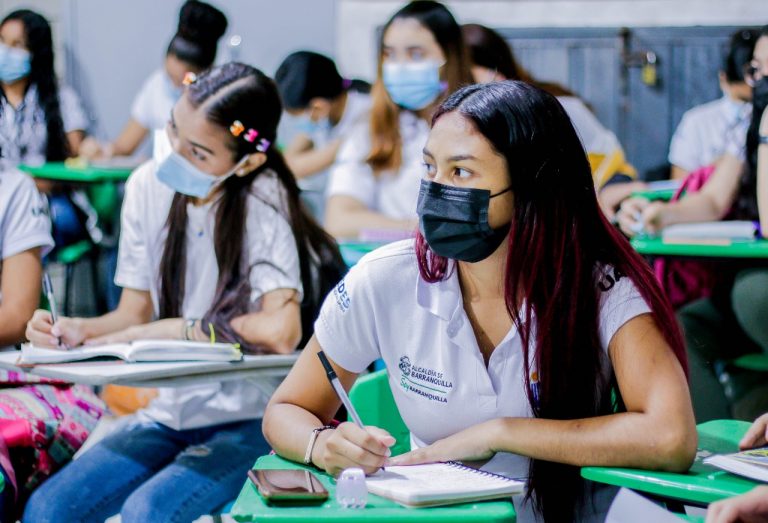 Estudiantes en el aula de clases