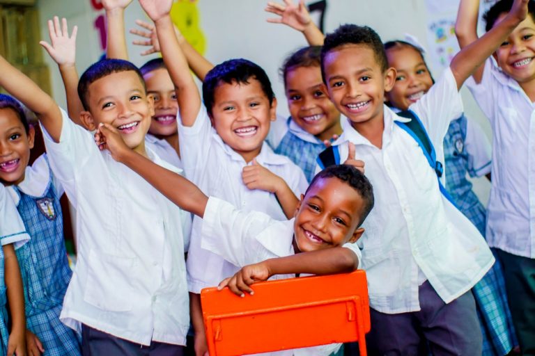 Greupo de estudiantes de primaria sonrientes