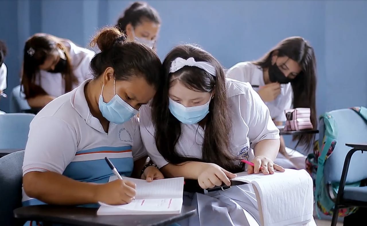 Jóvenes con síndrome de down escribiendo