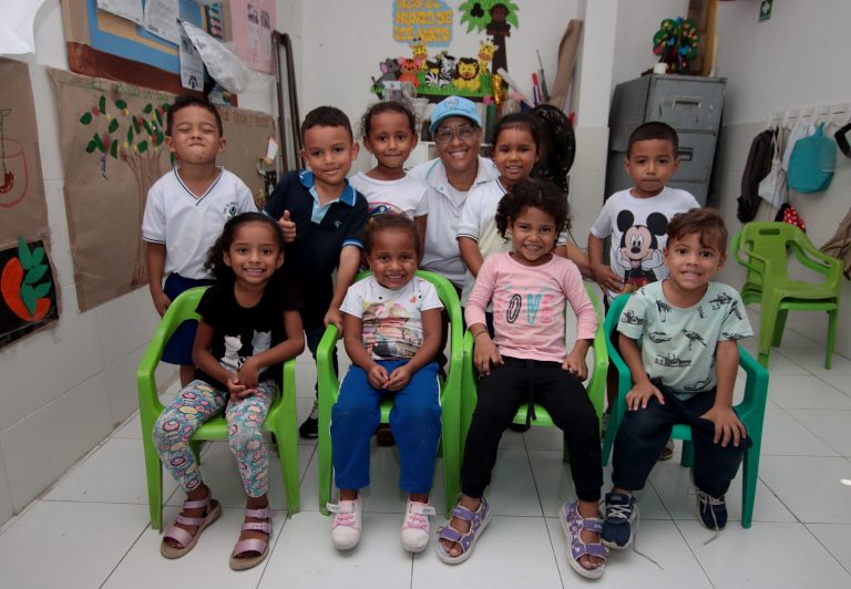 Madre comunitaria con niños de hogar comunitario