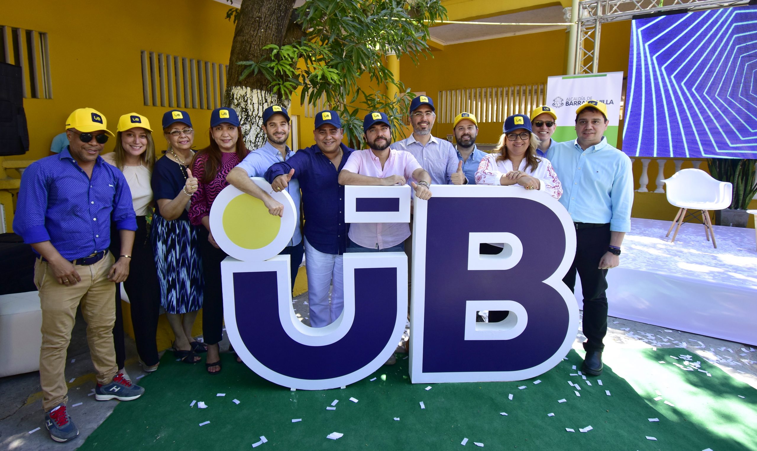 Grupo de funcionarios con el logo de la IUB