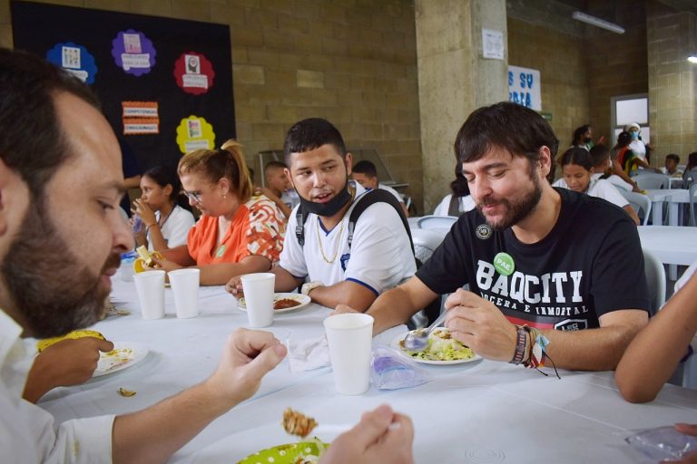 Alcalde compartiendo en un desayuno con la comunidad