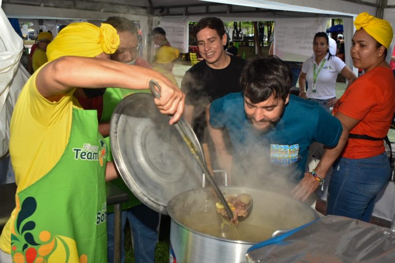 Alcalde observando un sancocho en Sabor Bajero