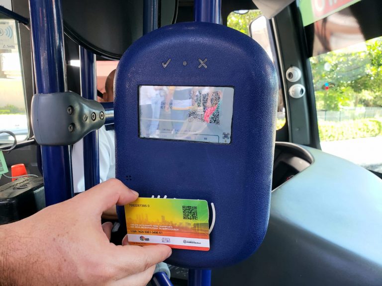 Tarjeta Sibus en el lector de un bus urbano