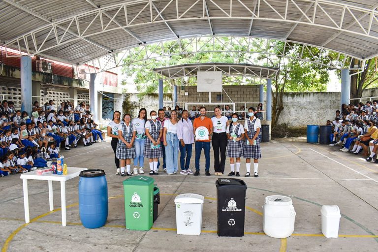 Grupo de personas del programa Recicla por BAQ