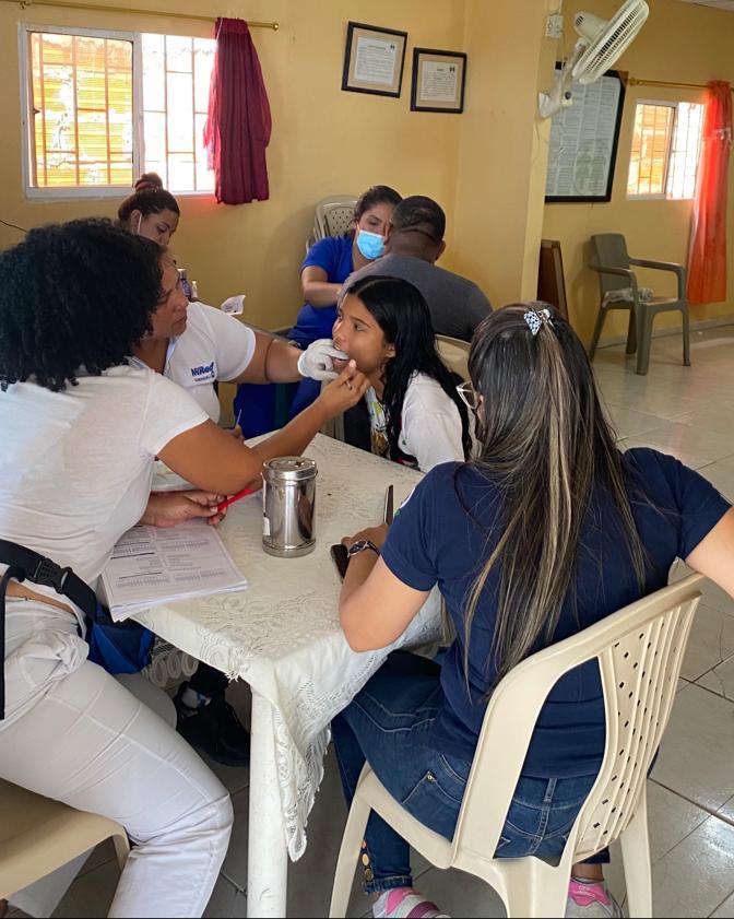 Niña es atendida en jornada de salud